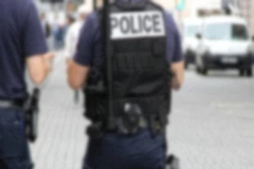 மகிழுந்தில் சிக்கி இழுத்துச் செல்லப்பட்ட அதிகாரி