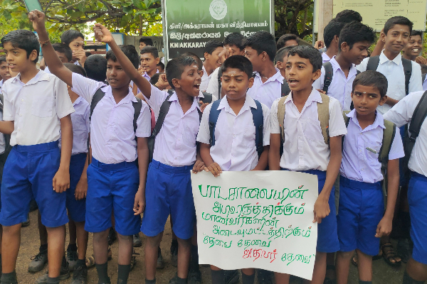 கிளிநொச்சி அக்கராயன் மகாவித்தியாலத்திற்கு அதிபர் ஒருவரை நியமிக்க கோரி போராட்டம் (VIDEO) | Protest At Kilinochchi Akkarayan College