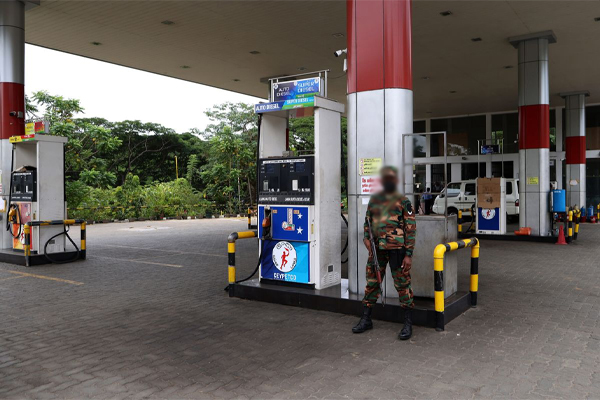 கிளிநொச்சியில் எரிபொருள் நிலையத்திற்கு முன்பாக மக்கள் போராட்டம் (Photos) | Disappointment Left For People Waiting To Get Fuel