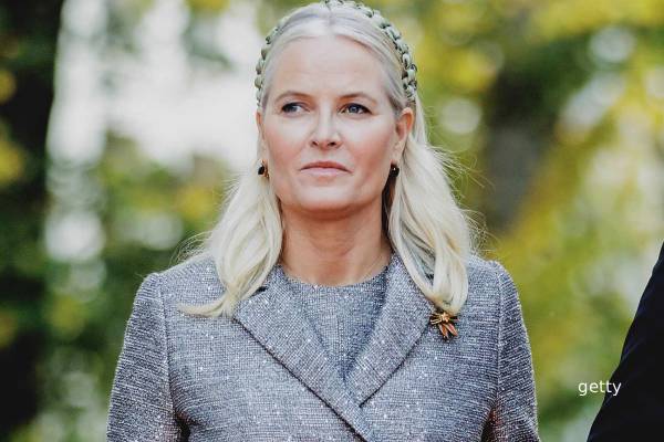 துஸ்பிரயோக வழக்கில் சிக்கிய மகன்... எப்ஸ்டீனுடன் நெருக்கமான தொடர்பில் இருந்த பட்டத்து இளவரசி | Crown Princess Contact With Epstein