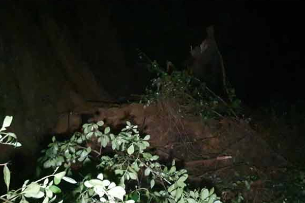 தடைபட்ட கொழும்பு - ஹட்டன் பிரதான வீதி : மாற்று வீதிகளை பயன்படுத்துமாறு அறிவுறுத்தல்! | Colombo Hatton Road Blocked Earth Mound Collapsing