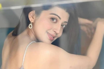 குழந்தை பெற்ற பின்னும் இப்படியா? வாய்பிளக்க வைக்கும் சூரிய பட நடிகை பிரணிதா