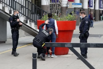 நாட்டை விட்டு தப்பிச் சென்றவர்கள் டுபாயிலும் - பிரான்ஸிலும் மறைந்திருப்பதாக தகவல்