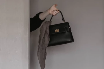 காதலியின் ஹேண்ட் பேக்கில் சிறுநீர் கழித்த காதலன்!