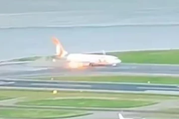 விமானம் புறப்படுவதற்கு சற்று முன்பு என்ஜினில் தீப்பிடித்த அதிர்ச்சி சம்பவம்!