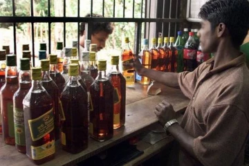 මත් ලෝලීන්ට සල්ලි නැතුවම බොන්න දෙයි - අරක්කු ණයට දෙන ක්‍රමයක්