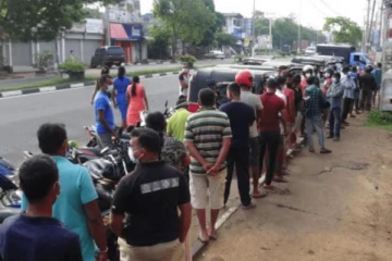 சீமெந்து வாங்கவும் வரிசையில் காத்திருக்கும் அவலநிலை!