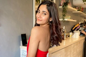 பட வாய்ப்பிற்காக அந்த மாதிரி உடையில் தலைவிரித்து ஆடும் லாஸ்லியா.. எப்படி இருக்கிறார் பாருங்க