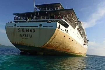 குறைவான ஆழமுள்ள பகுதியில் தரைதட்டி நின்ற பயணிகள் கப்பலால் பரபரப்பு!