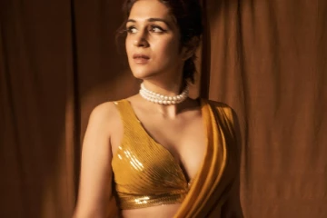 சேலையில் இவ்ளோ கிளாமரா.. ஷ்ரத்தா தாஸ் போட்டோஷூட்