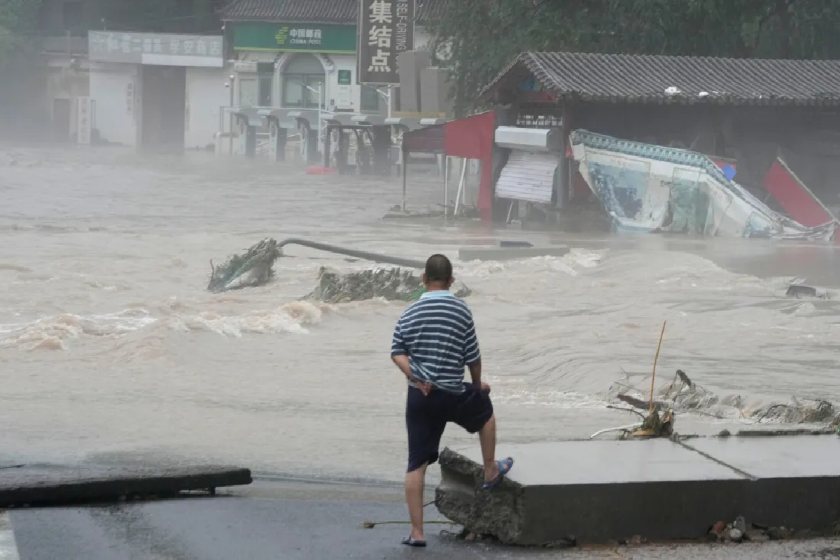 சீனாவில் வரலாறு காணாத கனமழை; 20 பேர் பலி | Unprecedented Heavy Rains In China 20 Dead