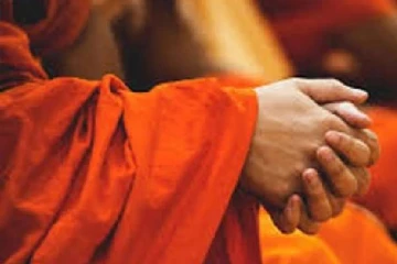 பிக்குகள் என சந்தேகிக்கப்படும் 6 இளைஞர்கள் கைது