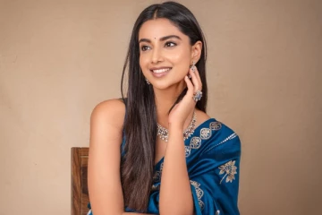 லக்கி பாஸ்கர் பட நடிகை மீனாட்சி சவுத்ரி.. சேலையில் அழகிய ஸ்டில்கள்