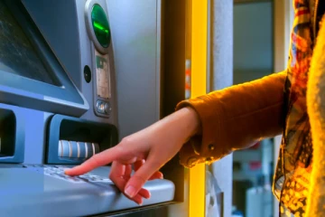 மக்கள் வங்கி ATM இல் பணமெடுத்த பெண்ணுக்கு காத்திருந்த அதிர்ச்சி!