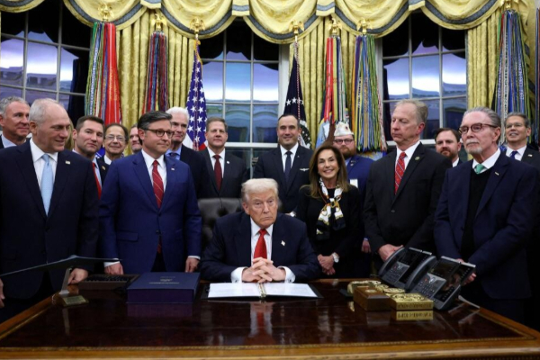 அமெரிக்காவில் அரச முடக்கம் முடிவுக்கு வந்தது; கையெழுத்திட்டார் டிரம்ப் | Us Government Shutdown Ends Trump Signs அமெரிக்காவில் அரச முடக்கம் முடிவுக்கு வந்தது; கையெழுத்திட்டார் டிரம்ப் | Us Government Shutdown Ends Trump Signs