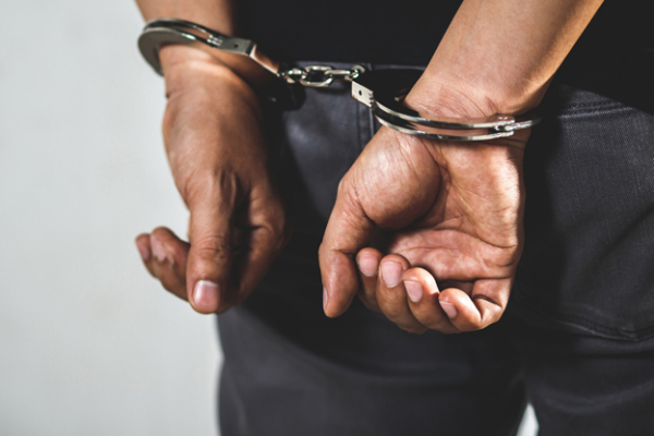 விசேட சோதனை நடவடிக்கையில் ஈடுபட்ட பொலிஸ் பொறுப்பதிகாரிக்கு நேர்ந்த கதி! | The Van Hit And Pushed The Police Officer