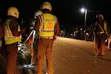 பேருந்தின் சில்லில் சிக்கி ஆணும் இளம்பெண் ஒருவரும் பலி