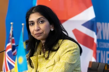 புலம்பெயர்ந்தோர் கால்களில் மின்னணுப்பட்டை: பிரித்தானியா திட்டம்