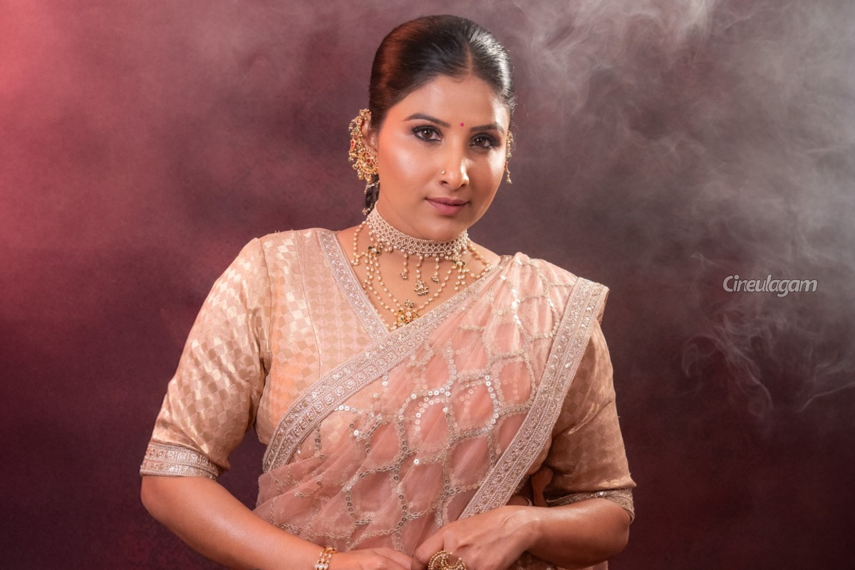 மக்களிடம் ரூ.10 கோடி வசூல் செய்து மோசடி.. பிரபல பாடகியை வலைவீசி தேடும் போலிஸ் | Case Filed Against Singer Mangli For Cheating