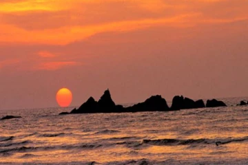 சூரியன் மறைவு-சந்திரன் உதயம்; அதுவும் ஒரே நேரத்தில்.. இந்த அபூர்வ காட்சி எங்கு தெரியுமா?