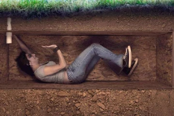 வாங்க செத்து செத்து விளையாடலாம்! மனிதர்களை உயிருடன் மண்ணில் புதைக்கும் விநோத முறை