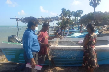 வடக்கு மீனவர்களின் பிரச்சினைக்கு எதிர்ப்பு தெரிவித்து மாதகலில் துண்டுப்பிரசுரங்கள் விநியோகம்(Video)