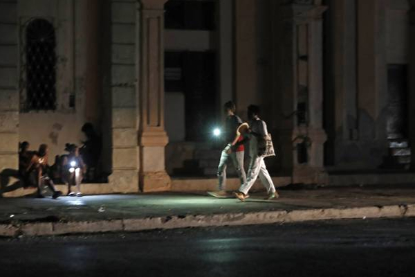 மின் உற்பத்தியில் ஏற்பட்ட பாதிப்பால் இருளில் மூழ்கிய நாடு! | Country Plunged Darkness Due To Power Generation