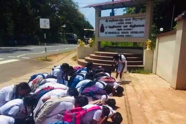 இலங்கையில் பலரையும் உருகவைத்த பாடசாலை மாணவர்களின் செயல்! | Students Saluted The School And Said Goodbye