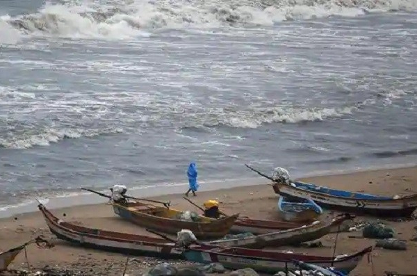 நெடுந்தீவு கடலில் மிதந்து வந்த மர்ம பொதி (Photo) | Bottles Pesticides Floating Island