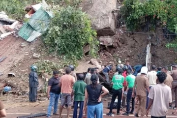 கண்டி மண்சரிவு; 7 பேரின் சடலங்கள் மீட்பு, 21 பேரைக் காணவில்லை