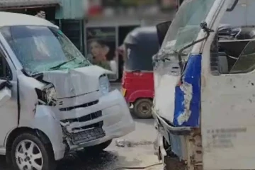 මාවනැල්ල ගඩොල් පාලම උඩදී භයානක අනතුරක් - වෑන් එකයි ටිපර් එකයි මුහුණට මුහුණ ගැටෙයි