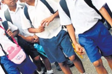 පාසලේදී දරුවෙක් ඔංචිල්ලාවෙන් ඇඳවැටී මිය යයි.!!