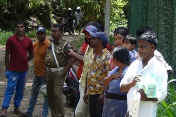 வீதியோரத்திலிருந்து சிசுவின் சடலம் மீட்பு (Photos)