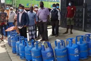 எரிவாயு சிலிண்டர்களுக்காக வரிசையில் காத்திருந்து ஏமாற்றதுடன் வீடு திரும்பிய மக்கள்  (Photos)