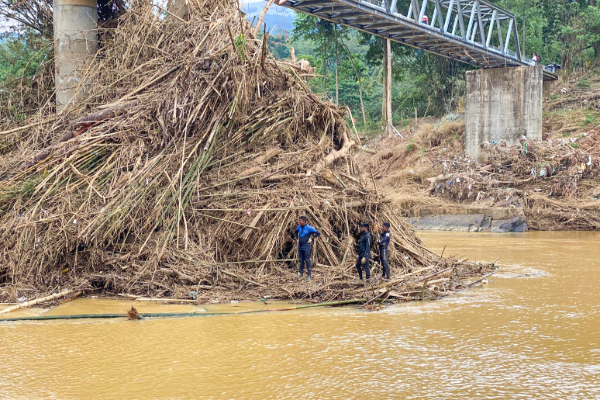 பேராதனை, களுகமுவ பாலங்களில் சிக்கியிருந்த கழிவுகளை வெற்றிகரமாக அகற்றிய கடற்படை | Navy Clears Debris Trapped Kalugamuwa Bridges பேராதனை, களுகமுவ பாலங்களில் சிக்கியிருந்த கழிவுகளை வெற்றிகரமாக அகற்றிய கடற்படை | Navy Clears Debris Trapped Kalugamuwa Bridges