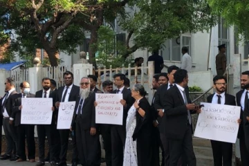 நீதிபதி சரவணராஜா பதவி விலகல் ; வீதிக்கு இறங்கிய சட்டத்தரணிகள்!