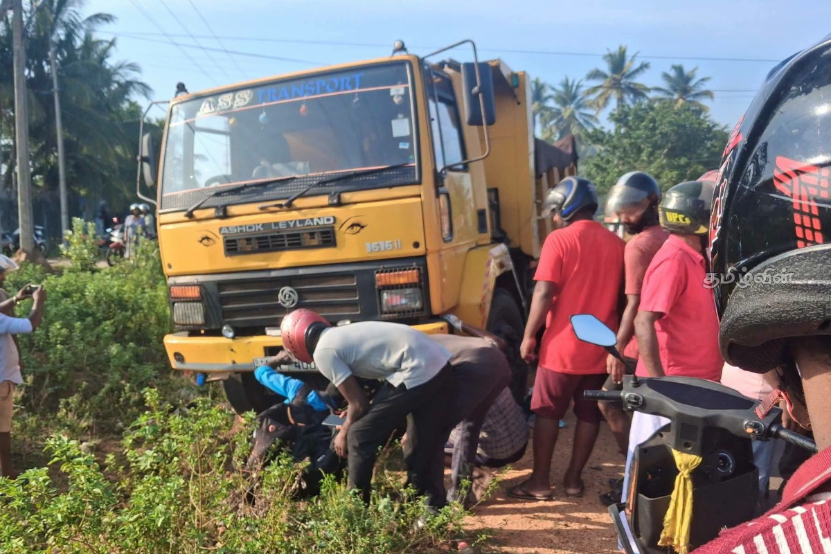 கிளிநொச்சியில் டிப்பர் வாகனம் மோதி விபத்து - சாரதி படுகாயம் | Accident Tipper Truck In Kilinochchi