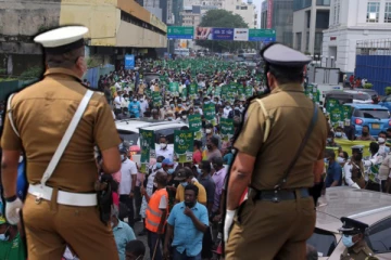 மக்களை அச்சுறுத்தும் அதிகாரிகள் மீது சட்ட நடவடிக்கை! மும்முரம் காட்டும் எதிரணி (காணொளி)