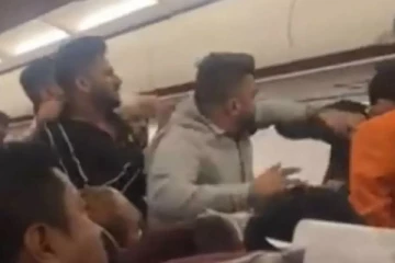 விமானத்தில் மாறிமாறி ஆவேசமாக சண்டையிட்ட பயணிகள்! வைரல் வீடியோ