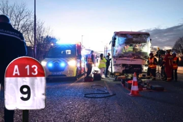 பாரிஸில் ராணுவ வீரர்கள் சென்ற பேருந்துகள் பயங்கர விபத்து., 36 பேர் காயம்