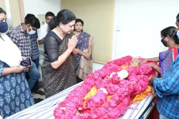 ஜெயலலிதாவின் சமையலர் காலமானார் - சசிகலா நேரில் அஞ்சலி..!