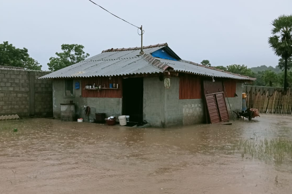 திருகோணமலையில் காற்றுடன் கூடிய மழை: வீடுகள் பகுதியளவில் சேதம் | Rain And Heavy Wind In Trincomalee
