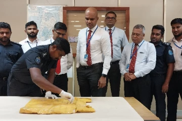 விமானநிலையத்தில் வெளிநாட்டு பெண் கொடுத்த அதிர்ச்சி!