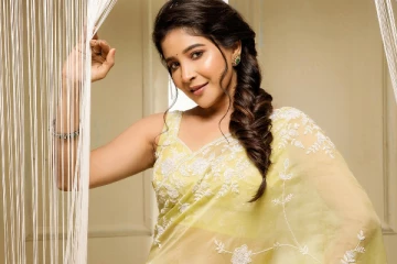 சாக்ஷி அகர்வால் ட்ரான்ஸ்பரென்ட் சேலையில் அழகிய போட்டோஷூட்