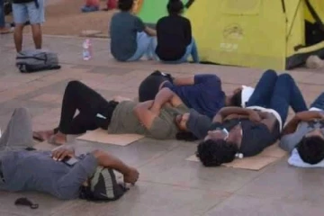 கோட்டாவுக்கு எதிராக போராடும் மக்களின் நெகிழ்ச்சியான நிலை!