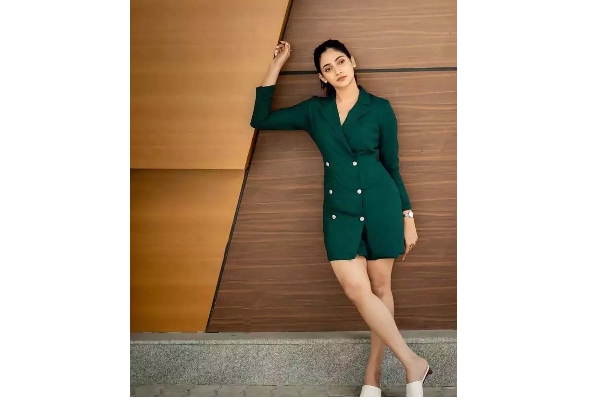 இடுப்பழகை காட்டி லொஸ்லியா வெளியிட்ட புகைப்படம்! உடல் எடையையும் குறைச்சிட்டாரே | Losliya Mariyanesan Recent Hot Photo Viral