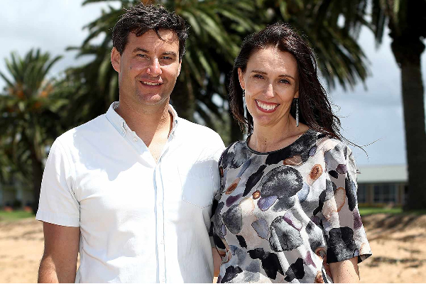 Former New Zealand Prime Minister Jacinda Ardern marries long-time partner Clarke Gayford, Jacinda Ardern Clarke Gayford marriage, Jacinda Ardern Clarke Gayford wedding, Jacinda Ardern marriage, நீண்டநாள் காதலனை திருமணம் செய்துகொண்ட நியூசிலாந்து முன்னாள் பிரதமர்