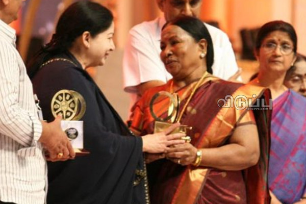 விசுவாசத்தை காட்ட மேடையில் ரஜினியை அவமானப்படுத்திய ஆச்சி!! மனோரமாவை கூனிக்குறுக வைத்த சூப்பர் ஸ்டார்.. | Aachi Humiliated Rajini To Show His Loyalty