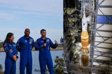 வரலாற்றுச் சிறப்புமிக்க நிலவுப் பயணம்: ஏவுதளத்திற்கு சென்ற ரொக்கெட்