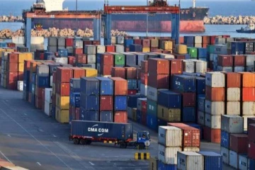 கொழும்பு துறைமுகத்தில் குவியும் கொள்கலங்கள்